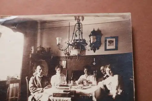 tolles altes Foto - Familie im Wohnzimmer - Deckenleuchter - 1914-1918 ca