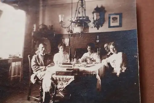 tolles altes Foto - Familie im Wohnzimmer - Deckenleuchter - 1914-1918 ca