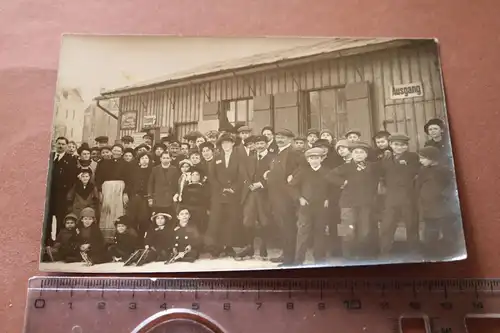 tolles altes Foto - Gruppe Menschen vor einem Gebäude - Pahr-Unterricht ? Tanzen