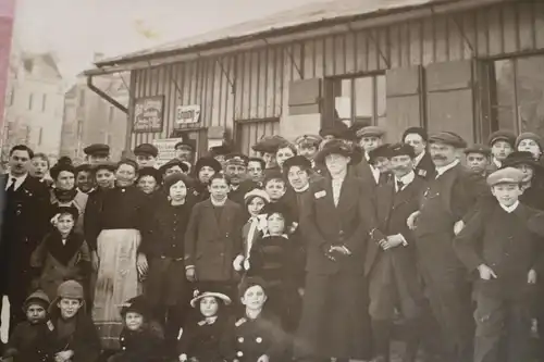 tolles altes Foto - Gruppe Menschen vor einem Gebäude - Pahr-Unterricht ? Tanzen