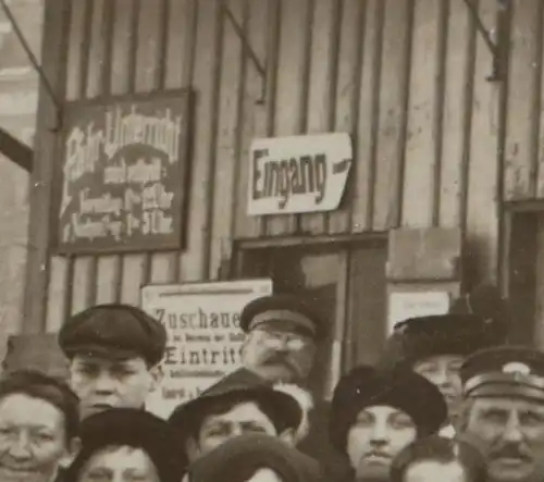 tolles altes Foto - Gruppe Menschen vor einem Gebäude - Pahr-Unterricht ? Tanzen