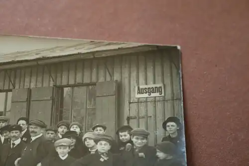 tolles altes Foto - Gruppe Menschen vor einem Gebäude - Pahr-Unterricht ? Tanzen