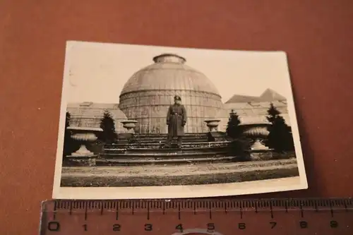 altes Foto - Soldat posiert vor Gebäude mit riesiger Kuppel ???? 