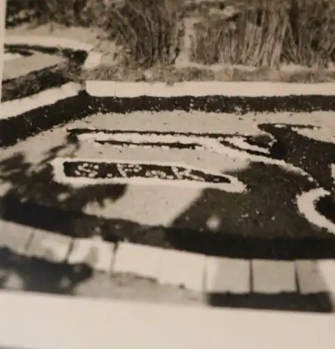 tolles altes Foto -  Soldaten posieren vor Steinbild - S.Po.K. ???