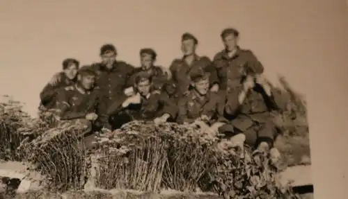 tolles altes Foto -  Soldaten posieren vor Steinbild - S.Po.K. ???