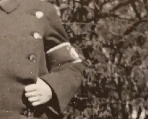 alte Albumseite mit vier Fotos - Oldtimer - Soldat ? Mann in Uniform Armbinde