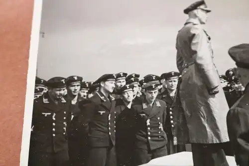 tolles altes Foto - Generaladmiral Kummetz und Matrosen  1944