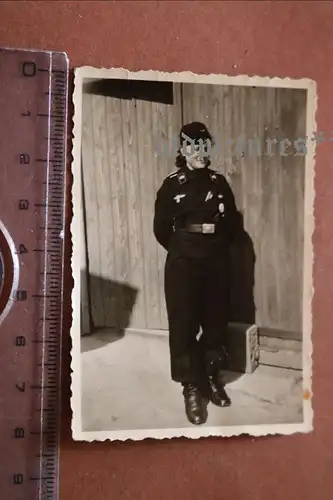 tolles altes Foto eine Frau  in Uniform der Panzertruppe  mit Abzeichen
