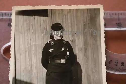 tolles altes Foto eine Frau  in Uniform der Panzertruppe  mit Abzeichen