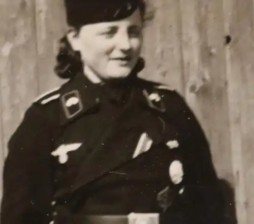 tolles altes Foto eine Frau  in Uniform der Panzertruppe  mit Abzeichen