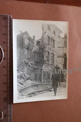 altes Foto  - Soldat geht durch zerstörte Stadt in Frankreich Robes Manteaux ?