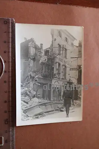  altes Foto  - Soldat geht durch zerstörte Stadt in Frankreich Robes Manteaux ?