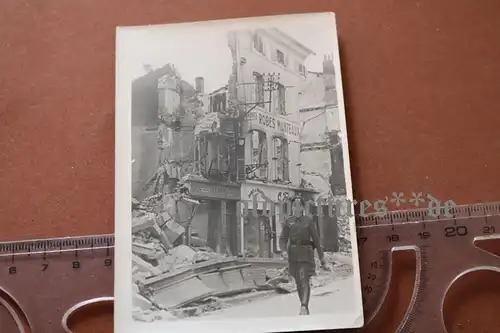  altes Foto  - Soldat geht durch zerstörte Stadt in Frankreich Robes Manteaux ?