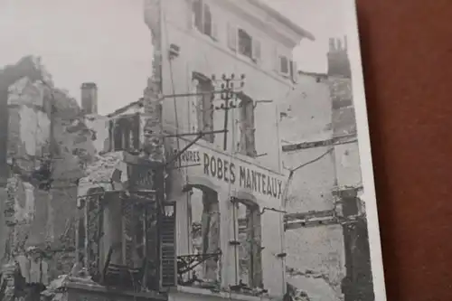  altes Foto  - Soldat geht durch zerstörte Stadt in Frankreich Robes Manteaux ?