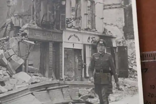  altes Foto  - Soldat geht durch zerstörte Stadt in Frankreich Robes Manteaux ?