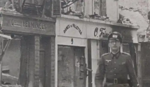  altes Foto  - Soldat geht durch zerstörte Stadt in Frankreich Robes Manteaux ?