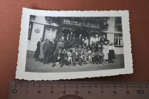 tolles altes Foto - Gruppenfoto vor dem Gasthaus zum Hirsch  - Feierling Bier