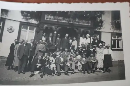 tolles altes Foto - Gruppenfoto vor dem Gasthaus zum Hirsch  - Feierling Bier
