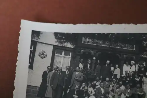 tolles altes Foto - Gruppenfoto vor dem Gasthaus zum Hirsch  - Feierling Bier