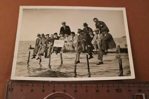 tolles altes Foto - Gruppe Männer vom R.K. Haus Mönkeberg ?? auf Steg 1930