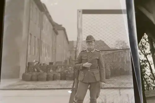 drei tolle alte Negative eines Soldaten - Sanitätsdienst ??? Ärmelabzeichen