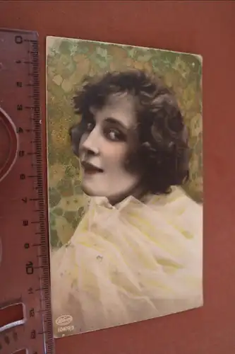 tolle alte Karte - Hübsches Frauenportrait  Hintergrund grüngolden - 1930