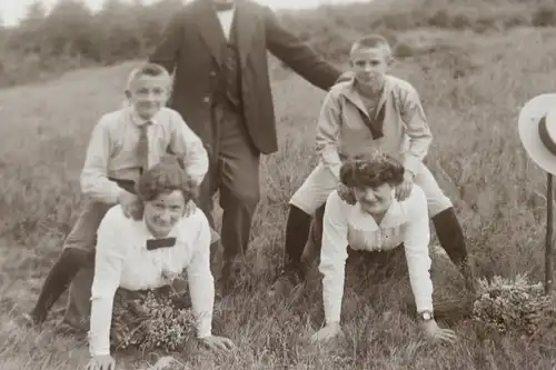 tolles altes Glasnegativ - Familie hat Spaß   10x15