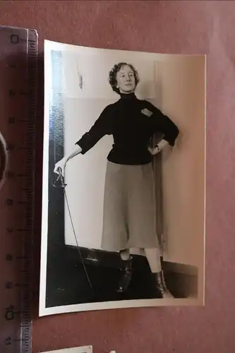 tolles altes Foto  hübsche junge Frau mit einem Florett- 50-60er Jahre