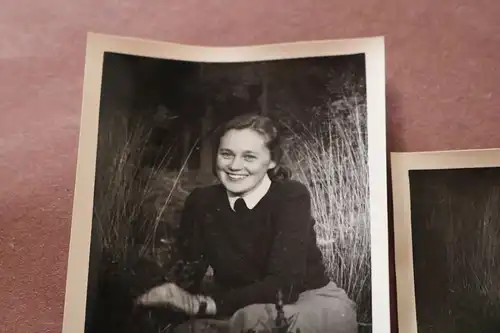 zwei tolle alte Fotos hübsche junge Frau - 50-60er Jahre