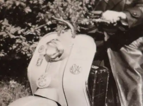 zwei tolle alte Fotos und sechs Negative - Oldtimer Motorroller 50-60er Jahre