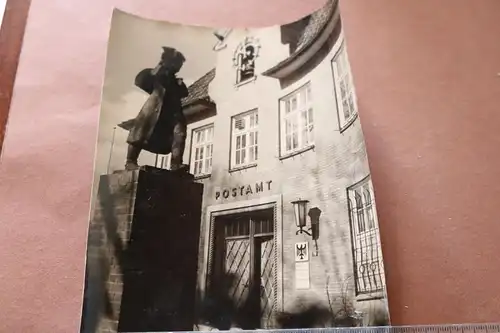 tolles altes Foto - mir unbekanntes Postamt mit Denkmal davor - 50-60er Jahre