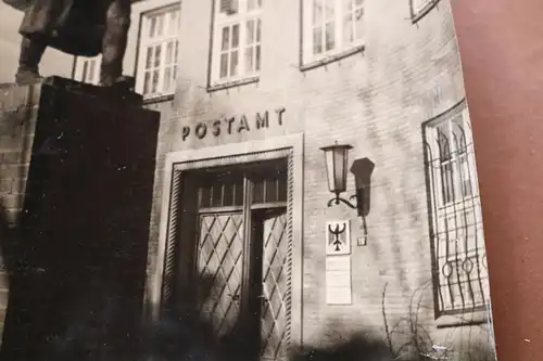 tolles altes Foto - mir unbekanntes Postamt mit Denkmal davor - 50-60er Jahre