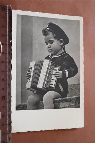 tolle alte Karte - kleiner Junge mit Schifferklavier, Akkordeon 1945