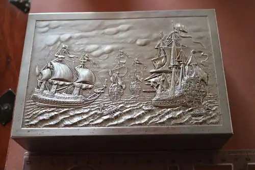 altes Zigaretten/ Zigarren -Etui - Box - Metall - Motiv Gefecht von Galeonen ? 