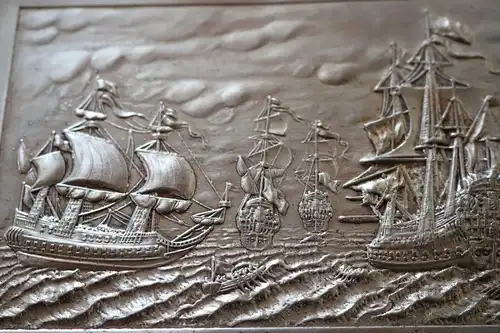 altes Zigaretten/ Zigarren -Etui - Box - Metall - Motiv Gefecht von Galeonen ? 