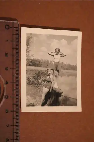 tolles altes Foto - zwei hübsche Frauen im Badeanzug - 30-50er Jahre ?