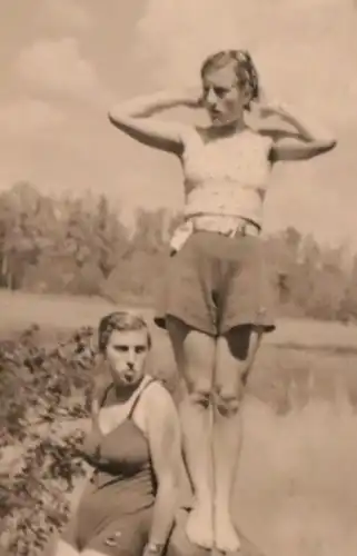 tolles altes Foto - zwei hübsche Frauen im Badeanzug - 30-50er Jahre ?
