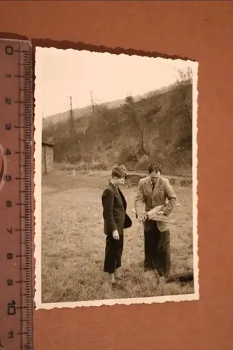 tolles altes Foto - Vater und Sohn mit Modellflugzeug  50-60er Jahre