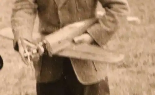 tolles altes Foto - Vater und Sohn mit Modellflugzeug  50-60er Jahre