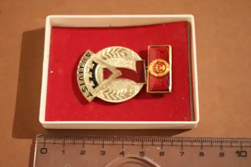 altes Abzeichen  7 Jahre Aktivist DDR 