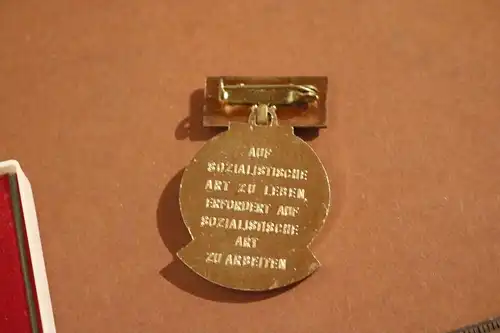 altes Abzeichen  7 Jahre Aktivist DDR 