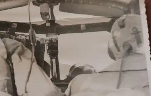 zwei tolle alte Fotos - Piloten in ihrer Kanzel von hinten