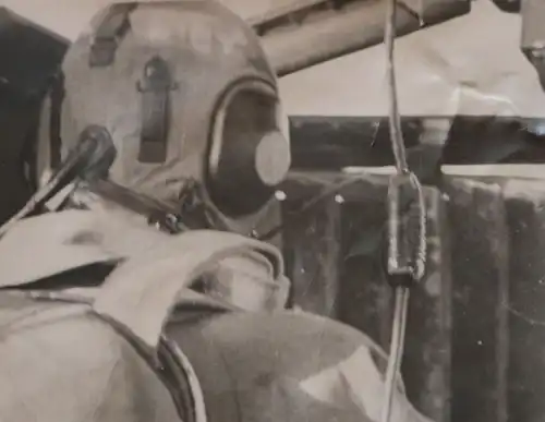zwei tolle alte Fotos - Piloten in ihrer Kanzel von hinten 