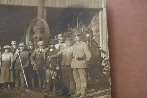 tolles altes Foto - Landarbeiter und Soldaten mit Dampfdreschmaschine 1914-18 ?