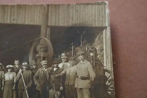 tolles altes Foto - Landarbeiter und Soldaten mit Dampfdreschmaschine 1914-18 ?