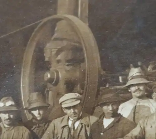 tolles altes Foto - Landarbeiter und Soldaten mit Dampfdreschmaschine 1914-18 ?