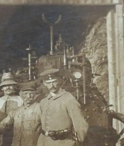 tolles altes Foto - Landarbeiter und Soldaten mit Dampfdreschmaschine 1914-18 ?