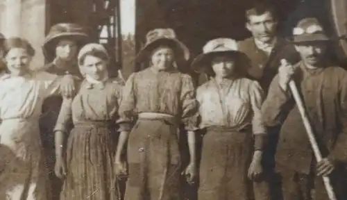 tolles altes Foto - Landarbeiter und Soldaten mit Dampfdreschmaschine 1914-18 ?