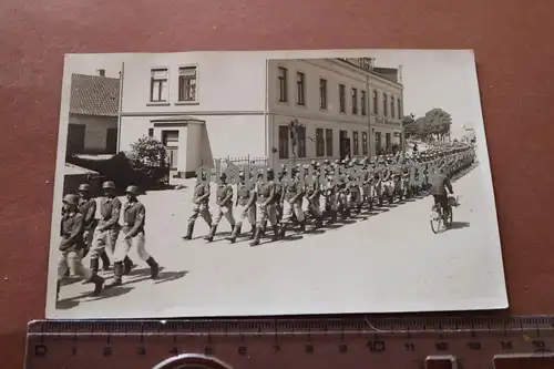tolles altes Foto - Soldaten marschieren durch Schleswig ? Carl Andresen Geschäf