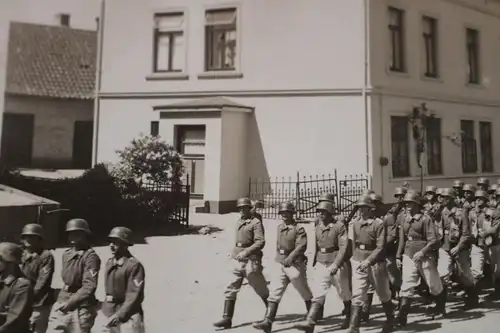 tolles altes Foto - Soldaten marschieren durch Schleswig ? Carl Andresen Geschäf